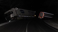 Noní sráka kamion pi prjezdu zatákou na nkolik hodin zcela zablokovala...