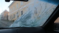 Mladá řidička v Žarošicích si před jízdou dostatečně neočistila namrzlá skla a... Mladá řidička v Žarošicích si před jízdou dostatečně neočistila namrzlá skla a...