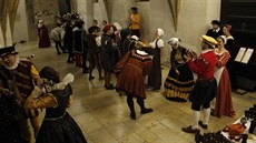 Dobové tance na Rondí plese, který má spoleenský repertoár 16. a 17. století.