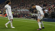 Cristiano Ronaldo z Realu Madrid (vpravo) slaví první gól v derby proti...