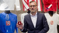 Karel Poborský se zlatou mincí, na níž je vyobrazena jeho podoba z roku 1996,... Karel Poborský se zlatou mincí, na níž je vyobrazena jeho podoba z roku 1996,...