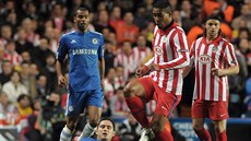 Cléber Santana z Atlétika Madrid v souboji s Frankem Lampardem z Chelsea v...