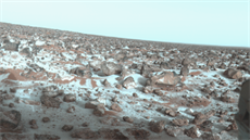 Povrch Utopia Planitia na snímku sondy Viking 2 z 18. června 1979. Bílá vrstva... Povrch Utopia Planitia na snímku sondy Viking 2 z 18. června 1979. Bílá vrstva...