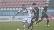 Jihlavský Pavel Dvořák (vlevo) se snaží obejít Matěje Chaluše z Příbrami v... Jihlavský Pavel Dvořák (vlevo) se snaží obejít Matěje Chaluše z Příbrami v...