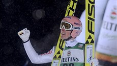 Severin Freund se raduje z vítězství ve Světovém poháru v Kuusamu. Severin Freund se raduje z vítězství ve Světovém poháru v Kuusamu.