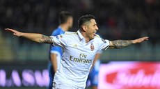 Gianluca Lapadula z AC Milan se raduje z golu proti Empoli.