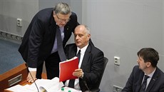 Josef Pavlík z hnutí ANO (uprostřed) lhal o své komunistické minulosti. Také se... Josef Pavlík z hnutí ANO (uprostřed) lhal o své komunistické minulosti. Také se...