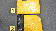 Cizinec pašoval na dně kufru devět kilogramů heroinu (23.11.2016). Cizinec pašoval na dně kufru devět kilogramů heroinu (23.11.2016).