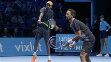 Raven Klaasen a Rajeev Ram (vlevo) ve finále Turnaje mistr ve tyhe.