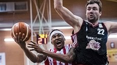 Svitavský pivot Jiří Jelínek (vpravo) brání pardubického křídelníka Domineze... Svitavský pivot Jiří Jelínek (vpravo) brání pardubického křídelníka Domineze...
