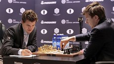 Magnus Carlsen a Sergej Karjakin v boji o titul achového mistra svta.