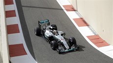Lewis Hamilton pi tréninku na Velkou cenu Abú Zabí.