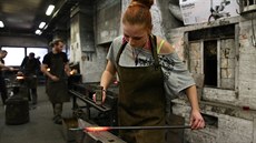 Studentka Veronika Čiková při práci v kovárně. (19. listopadu 2016) Studentka Veronika Čiková při práci v kovárně. (19. listopadu 2016)
