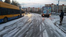 Ledovka zastavila i provoz v kopci na největší zlínské sídliště Jižní Svahy. Ledovka zastavila i provoz v kopci na největší zlínské sídliště Jižní Svahy.