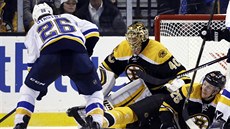 Paul Stastny ze St. Louis v anci ped brankáem Tuukkou Raskem z Bostonu. Tomu...