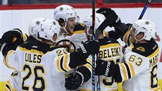 David Pastrňák (třetí zleva) se raduje se spoluhráči z Bostonu z gólu v zápase... David Pastrňák (třetí zleva) se raduje se spoluhráči z Bostonu z gólu v zápase...