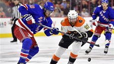 Jakub Voráek (vpravo) z Philadelphie bojuje o puk s Marcem Staalem z New York...