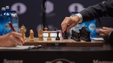 Norský obhájce titulu Magnus Carlsen táhne černým koněm, ruský vyzyvatel Sergej... Norský obhájce titulu Magnus Carlsen táhne černým koněm, ruský vyzyvatel Sergej...
