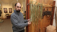 Autor výstavy o využití kopřivy Václav Michalička. Ojedinělá expozice je nyní k... Autor výstavy o využití kopřivy Václav Michalička. Ojedinělá expozice je nyní k...
