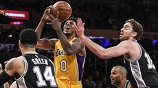 Nick Young (ve zlatém) z Los Angeles Lakers se prosmýkl mezi Pauem Gasolem,...