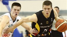 Isaiah Hartenstein (vpravo) v dresu nmecké juniorské reprezentace v utkání s...