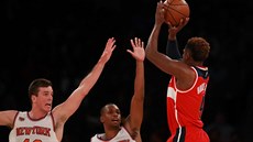 Marshall Plumlee (vlevo) a Lance Thomas z New Yorku brání v přípravném utkání... Marshall Plumlee (vlevo) a Lance Thomas z New Yorku brání v přípravném utkání...