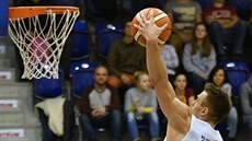 Dínský basketbalista imon Jeek smeuje v utkání s Komárnem.