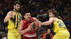 Jan Veselý (vpravo) a Nikola Kalini z Fenerbahce Istanbul brzdí Alessandra...