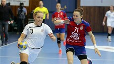 Česká házenkářka Jana Knedlíková (vlevo) uniká srbské obraně. Česká házenkářka Jana Knedlíková (vlevo) uniká srbské obraně.