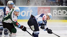 Denis Kindl (vlevo) z Karlových Varů dostal do nepříjemné pozice Lukáše Pulpána... Denis Kindl (vlevo) z Karlových Varů dostal do nepříjemné pozice Lukáše Pulpána...