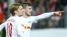 Timo Werner (vpravo) a Emil Forsberg z Lipska slaví gól proti Freiburgu.