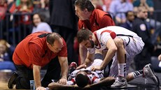 Kevin Ware z Louisville si v zápase s Duke ošklivě zlomil nohu, utěšuje ho... Kevin Ware z Louisville si v zápase s Duke ošklivě zlomil nohu, utěšuje ho...