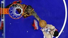 LeBron James (vlevo) z Clevelandu jde do souboje o míč s Ersanem Ilyasovou z... LeBron James (vlevo) z Clevelandu jde do souboje o míč s Ersanem Ilyasovou z...