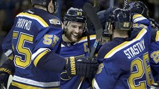 Hokejisté St. Louis se radují z gólu. Hokejisté St. Louis se radují z gólu.