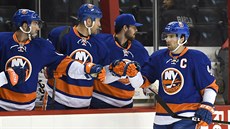 John Tavares se se spoluhrái z NY Islanders raduje ze svého gólu.