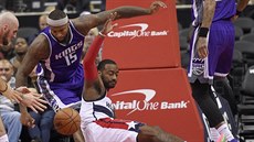 DeMarcus Cousins (vlevo) ze Sacramenta a John Wall z Washingtonu v souboji o...