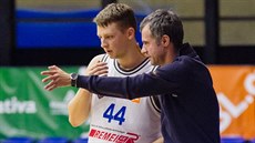 Mirsad Alilovič z USK Praha usměrňuje svého rozehrávače Lukáše Feštra. Mirsad Alilovič z USK Praha usměrňuje svého rozehrávače Lukáše Feštra.