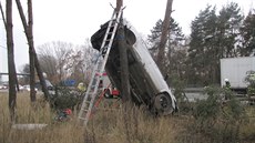 Pi nehod u Bezhradu zstalo vozidlo opené o strom ve vertikální poloze.