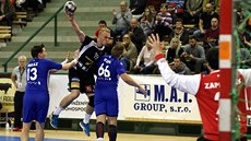 Plzeňský házenkář Jakub Tonar (v černém) pálí na brněnskou branku. Plzeňský házenkář Jakub Tonar (v černém) pálí na brněnskou branku.