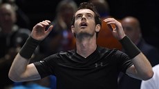 Andy Murray se dívá k nebesm a slaví triumf na Turnaji mistr.