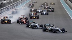 Lewis Hamilton (vpedu) a za ním Nico Rosberg bhem Velké ceny Abú Zabí.
