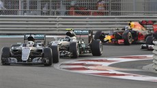 NATSNO. Lewis Hamilton (vpedu) a Nico Rosberg bhem Velké ceny Abú Zabí.