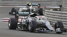 Lewis Hamilton (vpedu) a Nico Rosberg bhem Velké ceny Abú Zabí.