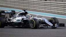Lewis Hamilton vjídí do zatáky na Velké cen Abú Zabí.
