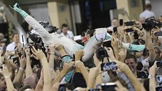 KRÁL JE MRTEV, A IJE KRÁL! Nico Rosberg slaví titul mistra svta ve formuli 1.