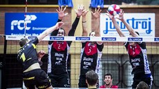 Trojblok budějovických volejbalistů v utkání proti Brnu Trojblok budějovických volejbalistů v utkání proti Brnu