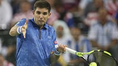 Argentinský tenista Federico Delbonis returnuje v rozhodující dvouhe ve finále...