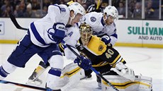 Ondřej Palát z Tampy (v bílomodrém vpředu) se snaží překonat gólmana Bostonu... Ondřej Palát z Tampy (v bílomodrém vpředu) se snaží překonat gólmana Bostonu...