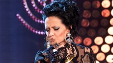 Lucie Bílá přebírá svého devatenáctého Slavíka v kategorii zpěvaček (26.... Lucie Bílá přebírá svého devatenáctého Slavíka v kategorii zpěvaček (26....
