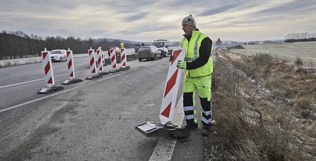 Stavbai 30. listopadu oteveli obchvat Stakova na hlavním tahu mezi Plzní a Domalicemi. 